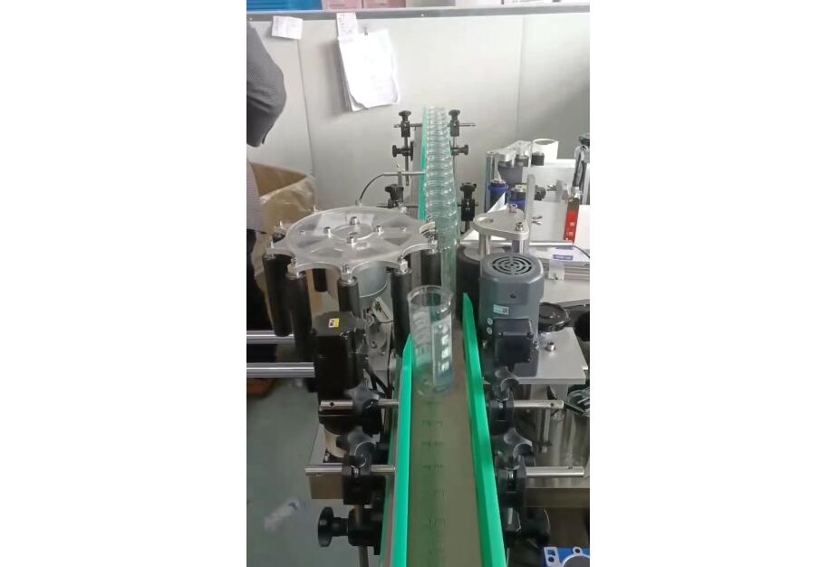 立式圓瓶貼標(biāo)機(jī)1