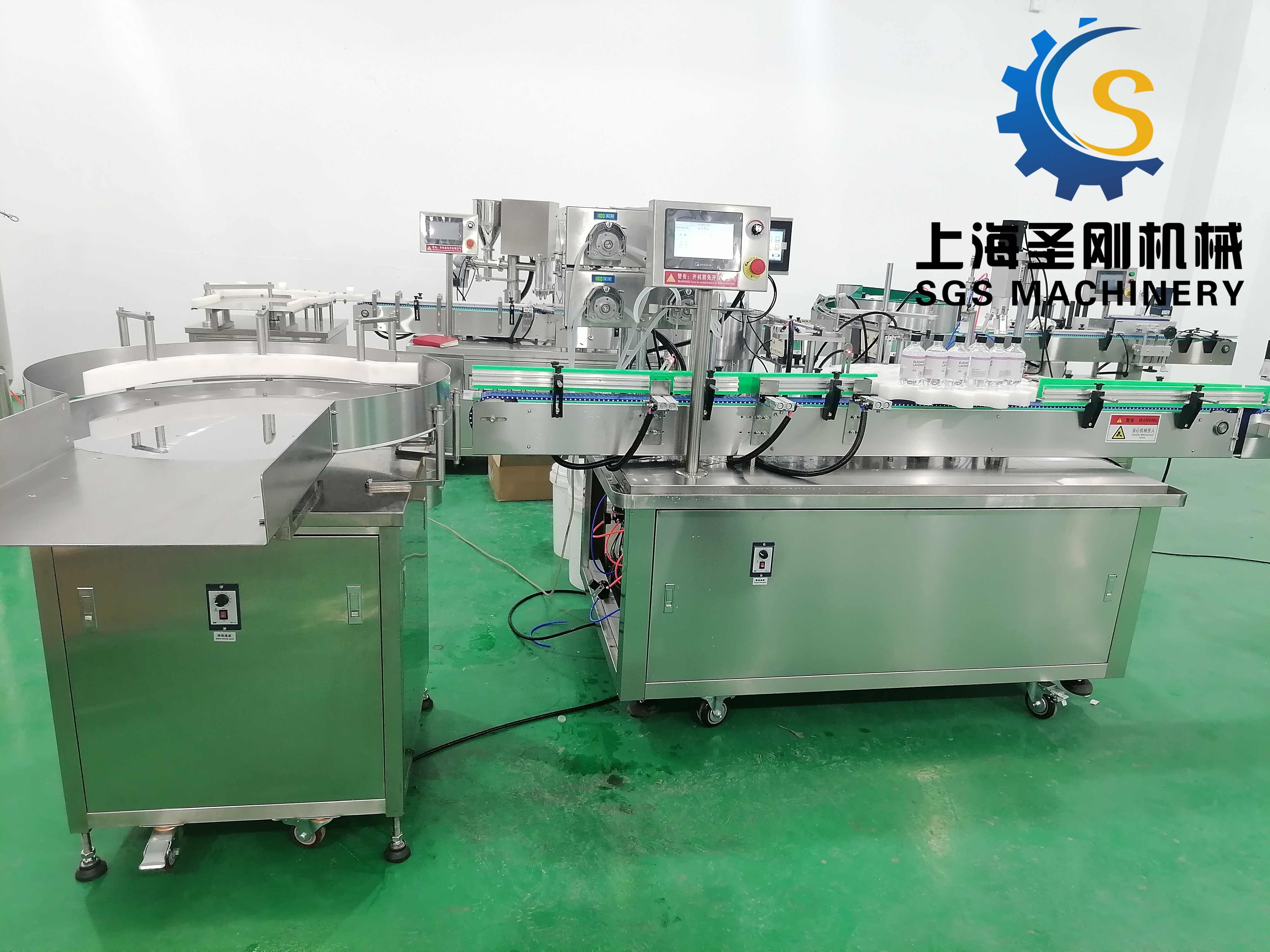 全自動(dòng)香水灌裝貼標(biāo)生產(chǎn)線視頻