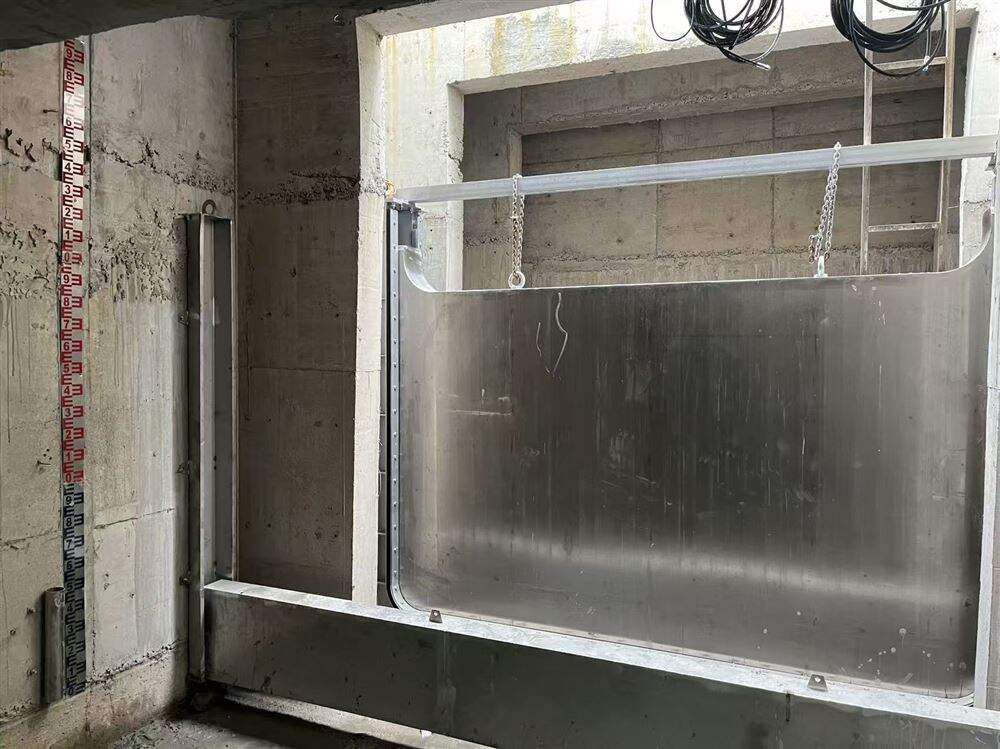 液動下開式堰門運抵長沙施工現(xiàn)場